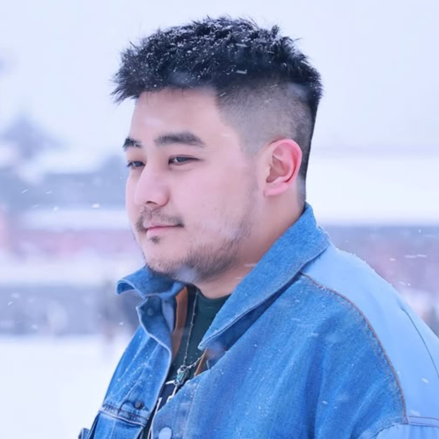 Tóc spiky quiff là một trong những kiểu tóc ngắn nam mặt tròn thời thượng