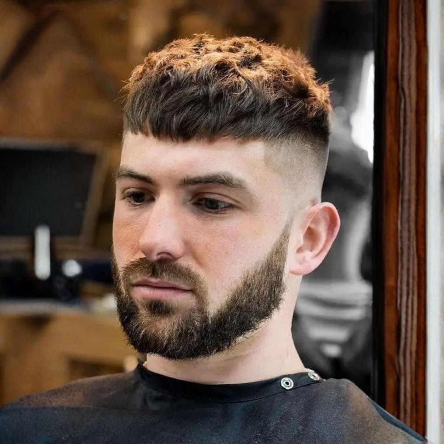 Tóc Textured Crop tạo điểm nhấn cho khuôn mặt bầu bĩnh