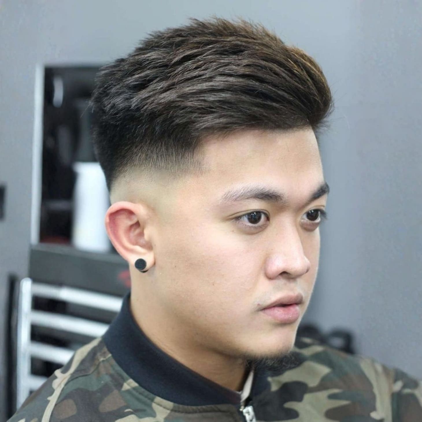 Tóc undercut quiff cho nam mặt tròn