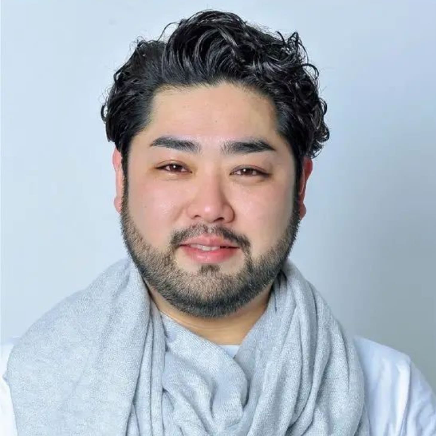 Tóc xoăn phồng cho nam mặt tròn