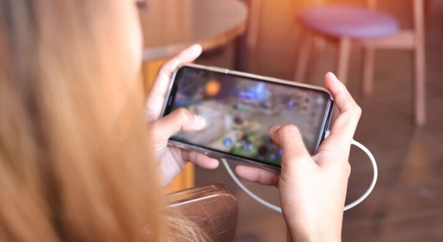 Vừa dùng vừa cắm sạc là thói quen không tốt khiến pin iPhone bị hao