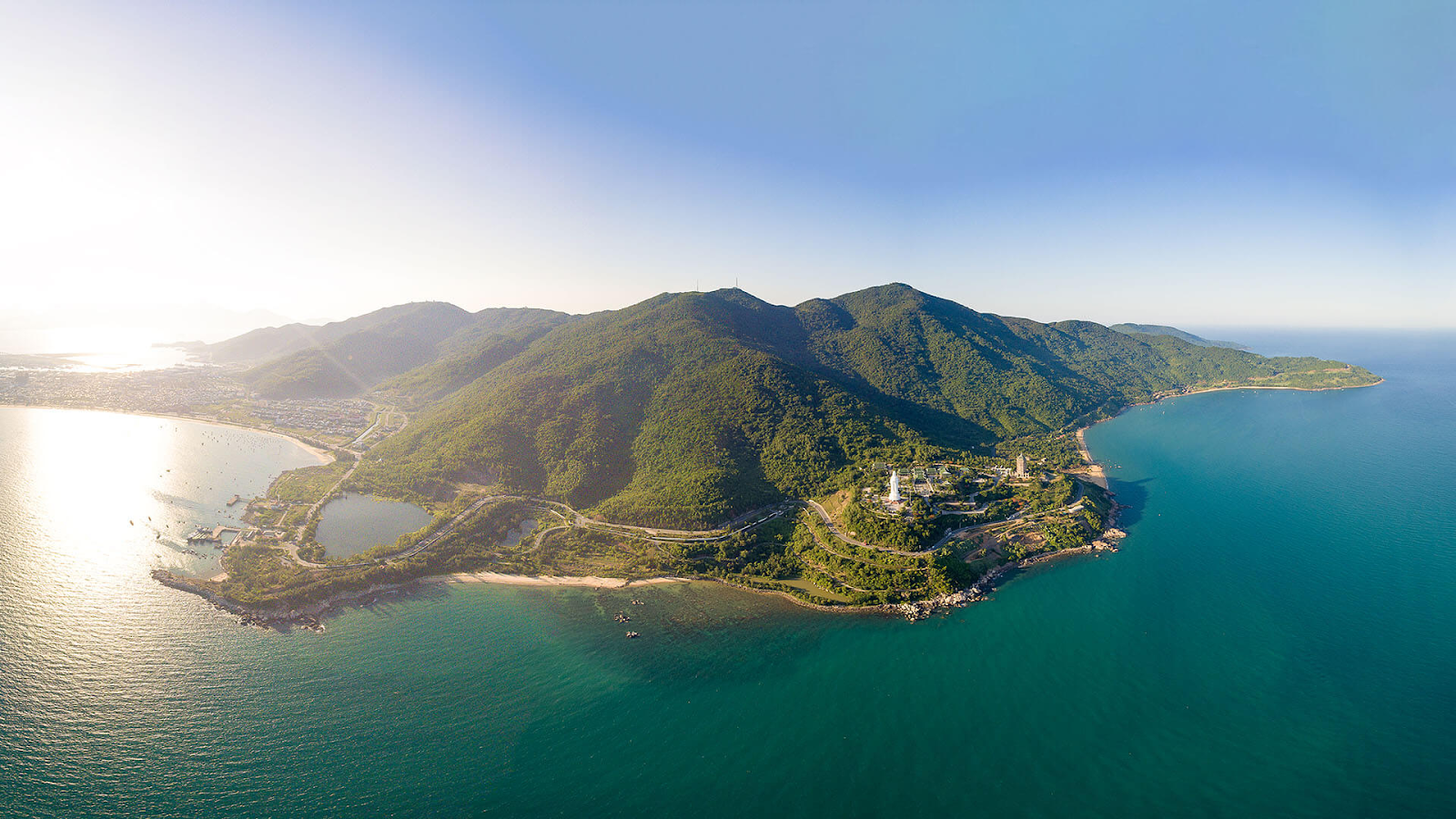 B&aacute;n đảo Sơn Tr&agrave; l&agrave; địa điểm tham quan kh&ocirc;ng thể bỏ qua