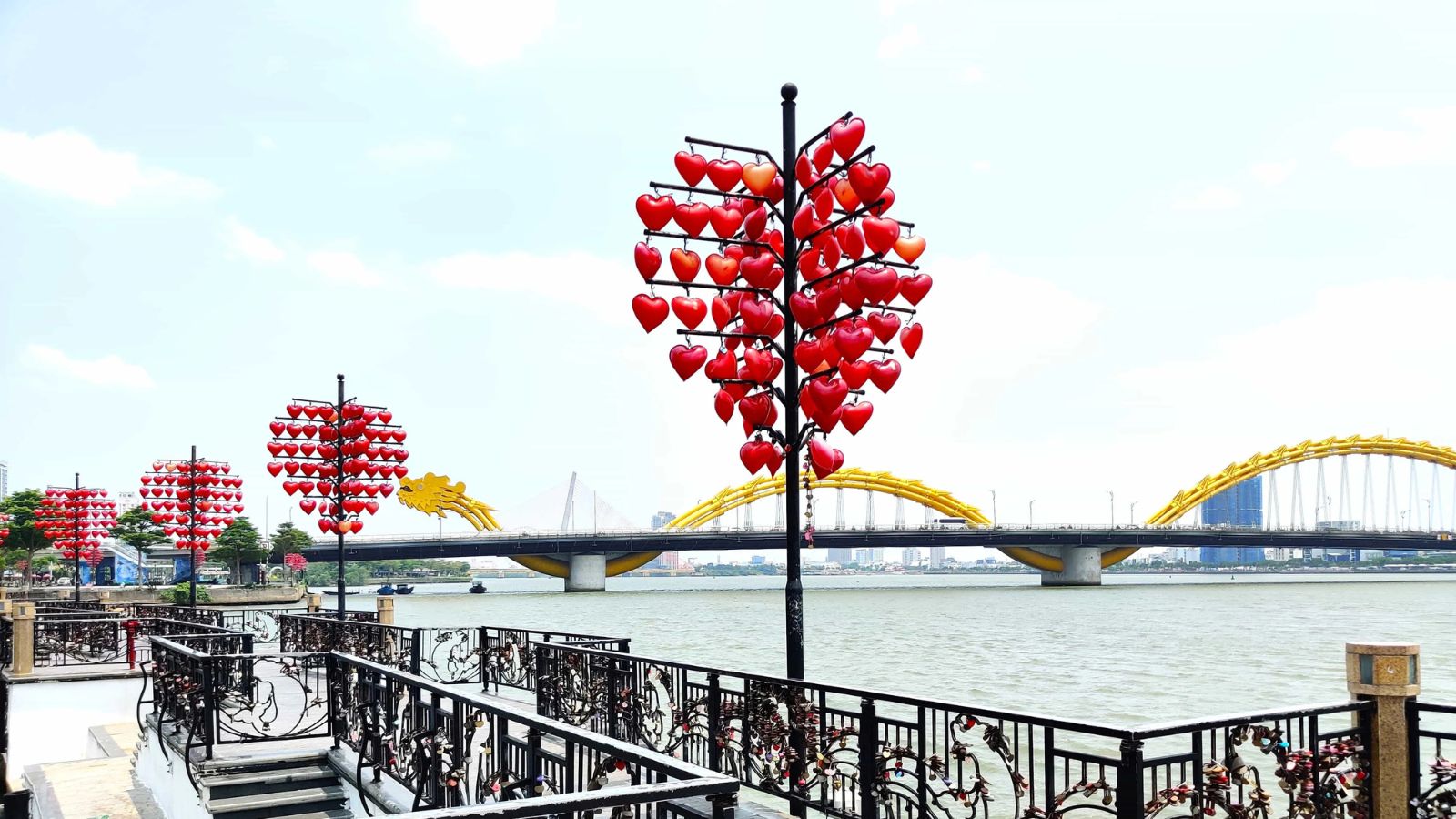 Cầu t&igrave;nh y&ecirc;u v&agrave; cầu Rồng ở ph&iacute;a đối diện