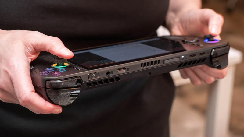 Thiết kế nhỏ gọn, tích hợp màn hình và pin, giúp bạn chơi game mọi lúc mọi nơi cực tiện lợi