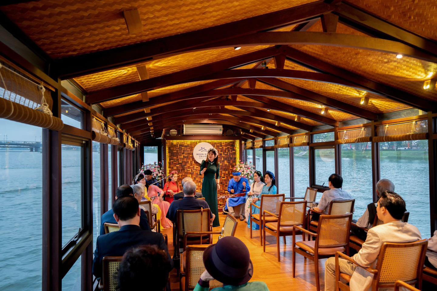 Trải nghiệm nghe ca Huế trên sông Hương Trải nghiệm nghe ca Huế trên sông Hương