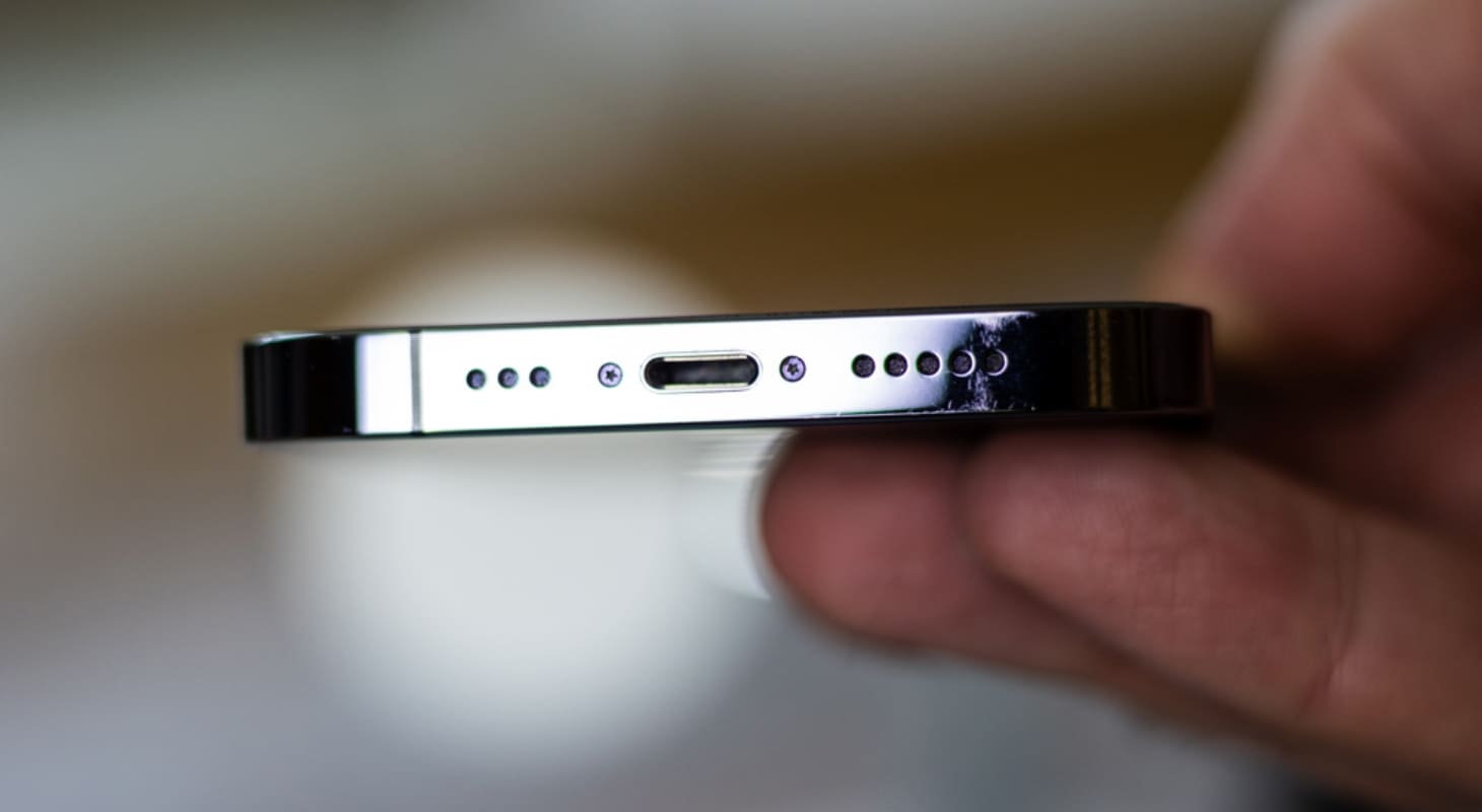 Phần ốc của iPhone nếu đã từng bị cạy mở, có thể linh kiện bên trong đã bị thay thế Phần ốc của iPhone nếu đã từng bị cạy mở, có thể linh kiện bên trong đã bị thay thế