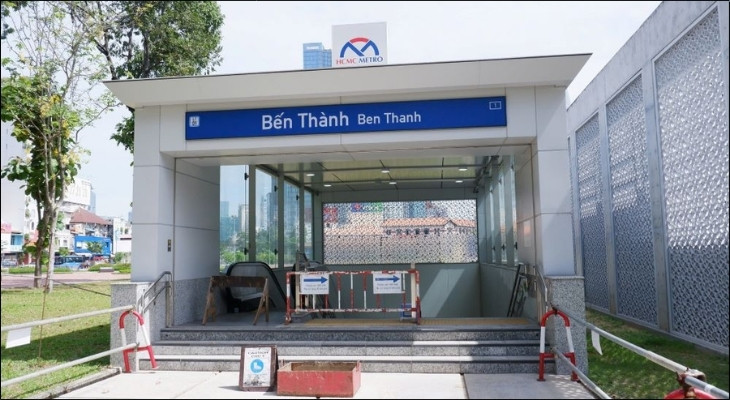 Ga Metro Bến Thành tọa lạc ngay tại khu vực quảng trường Quách Thị Trang, phường Bến Thành, Quận 1