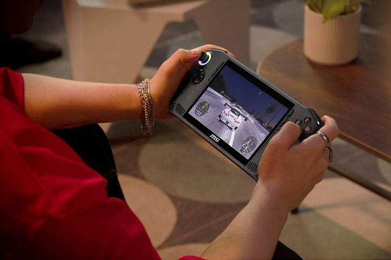 Thiết kế công thái học, cầm chắc tay, trọng lượng hợp lý, thoải mái chơi game lâu không mỏi