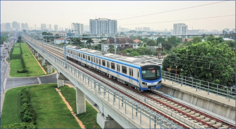 Tuyến metro số 1 bắt đầu đón khách từ 5:00 sáng và kết thúc vào khoảng 22:00 đêm (từ thứ 2 - thứ 5) và 23:00 đêm (từ thứ 6 - chủ nhật)