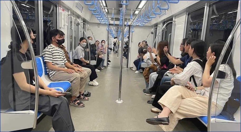 Trong khung giờ cao điểm, lượng khách đổ về các ga trung tâm rất lớn, do đó bạn nên đến ga trước ít nhất 5-10 phút