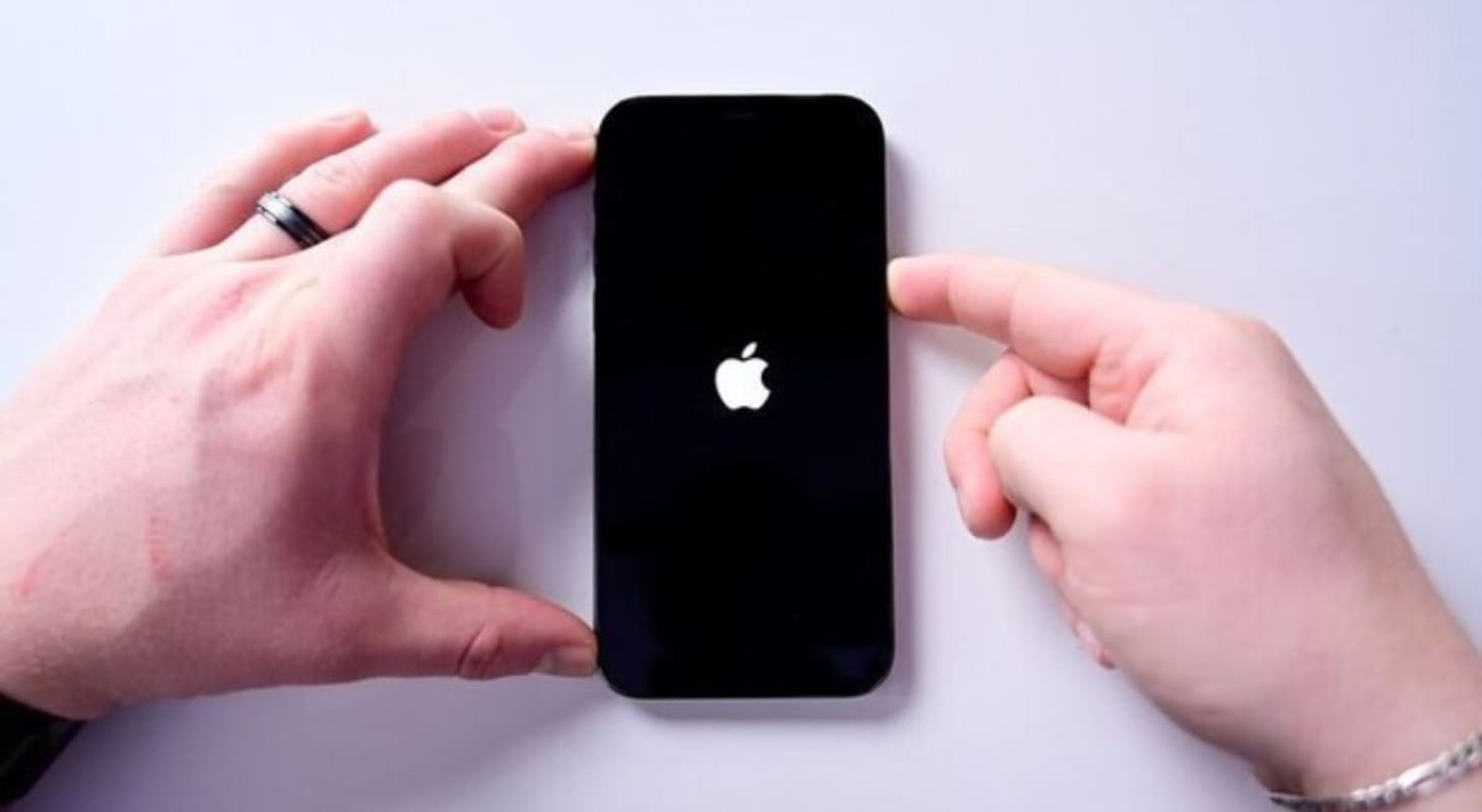 Bắt buộc khởi động iPhone 12 Pro Max bằng phím cứng để giảm hiện tượng đơ màn hình