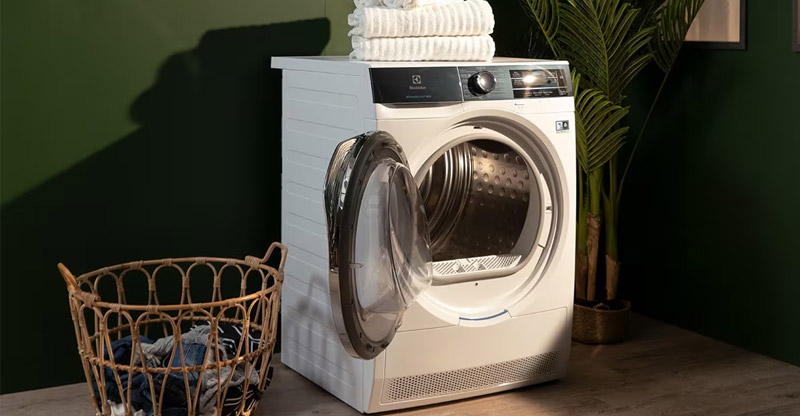 Vệ sinh định kỳ giúp máy sấy chạy êm, tiết kiệm điện, quần áo khô nhanh hơn