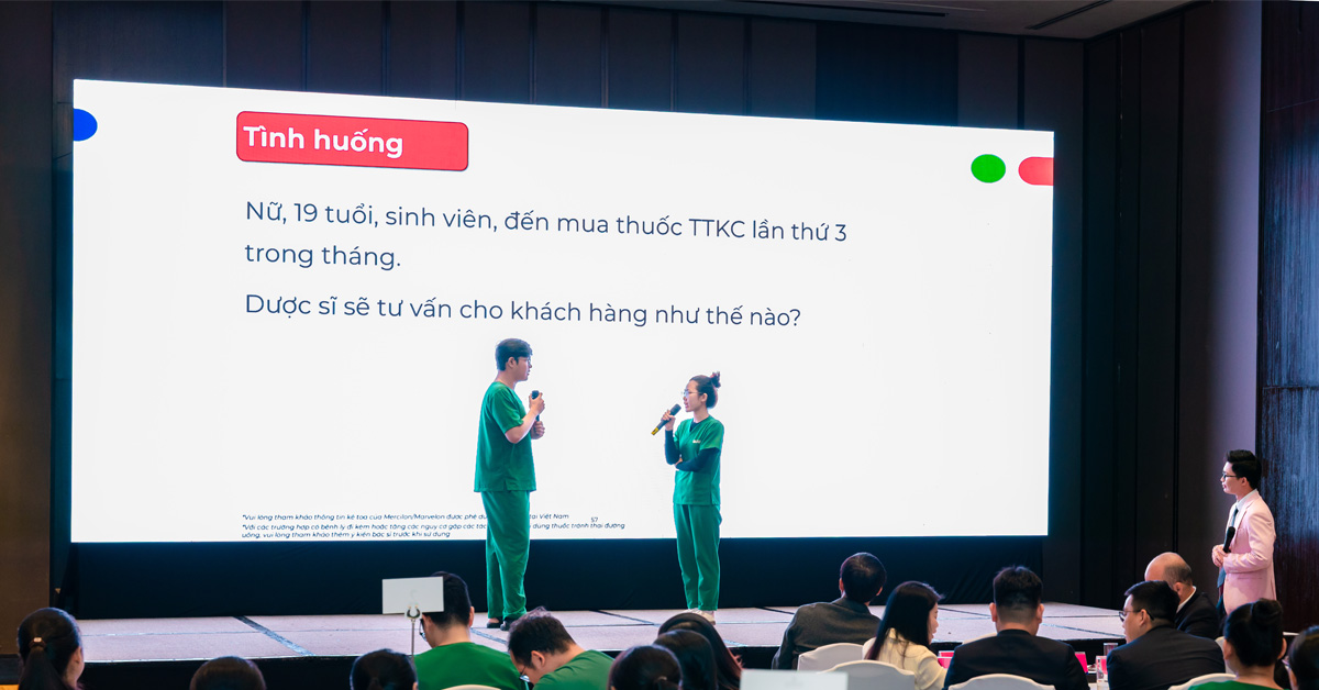 Các dược sĩ trực tiếp tham gia mô phỏng tình huống tư vấn thực tế ngay tại sân khấu Các dược sĩ trực tiếp tham gia mô phỏng tình huống tư vấn thực tế ngay tại sân khấu