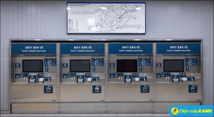 Tại sảnh chính của mỗi nhà ga, bạn sẽ thấy các máy bán vé tự động với giao diện trực quan bằng Tiếng Việt Tại sảnh chính của mỗi nhà ga, bạn sẽ thấy các máy bán vé tự động với giao diện trực quan bằng Tiếng Việt