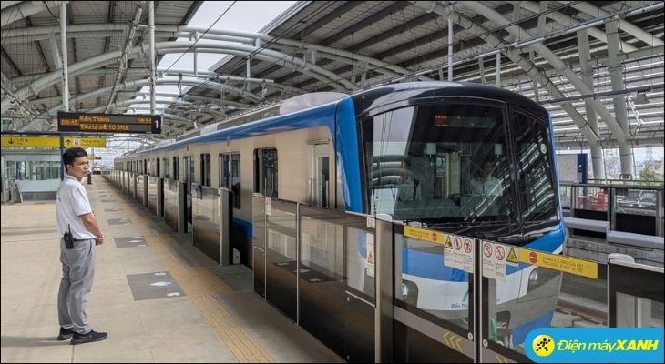 Tại khu vực sân ga, hành khách tuyệt đối phải đứng sau vạch vàng kẻ sẵn để đảm bảo khoảng cách an toàn Tại khu vực sân ga, hành khách tuyệt đối phải đứng sau vạch vàng kẻ sẵn để đảm bảo khoảng cách an toàn