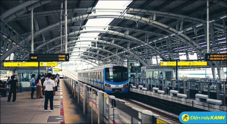 Trong trường hợp lỡ chuyến tàu vừa đi qua, bạn hãy kiên nhẫn đợi ở khu vực sân ga vì chuyến tàu kế tiếp Trong trường hợp lỡ chuyến tàu vừa đi qua, bạn hãy kiên nhẫn đợi ở khu vực sân ga vì chuyến tàu kế tiếp