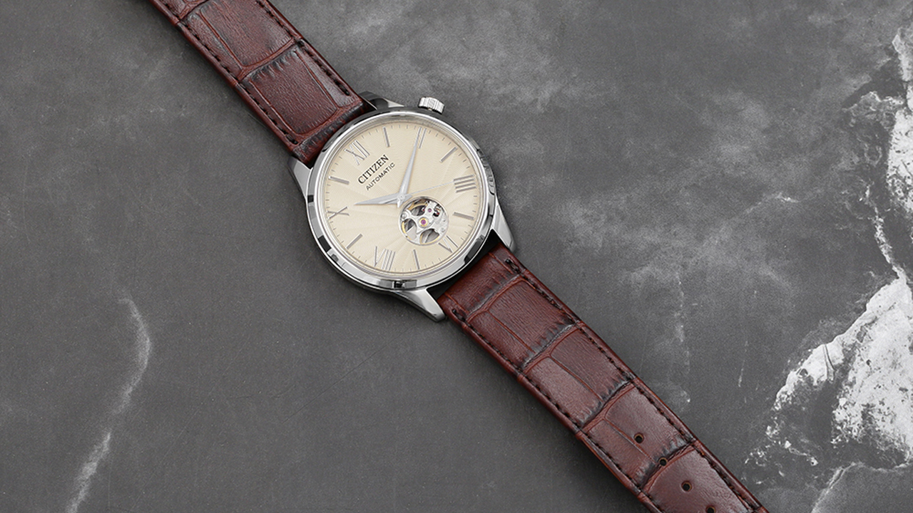 Đồng hồ kiểu dây vỏ trong suốt hoặc lộ máy cơ đang giảm đến 30%