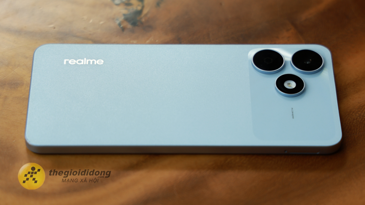 Cảm giác cầm nắm khá thoải mái, không trơn trượt nhờ mặt lưng nhám nhẹ, phù hợp cho cả những người thường xuyên di chuyển.