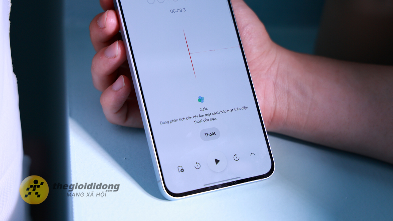 Việc ghi chép trong cuộc họp cũng không còn là gánh nặng nhờ Voice Transcription. Máy có khả năng chuyển đổi giọng nói thành văn bản cực kỳ chính xác theo thời gian thực. 
