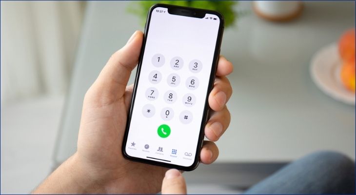 Sau khi kết nối với số hotline, bạn cần lắng nghe hướng dẫn từ hệ thống trả lời tự động và nhấn phím chức năng theo nhu cầu