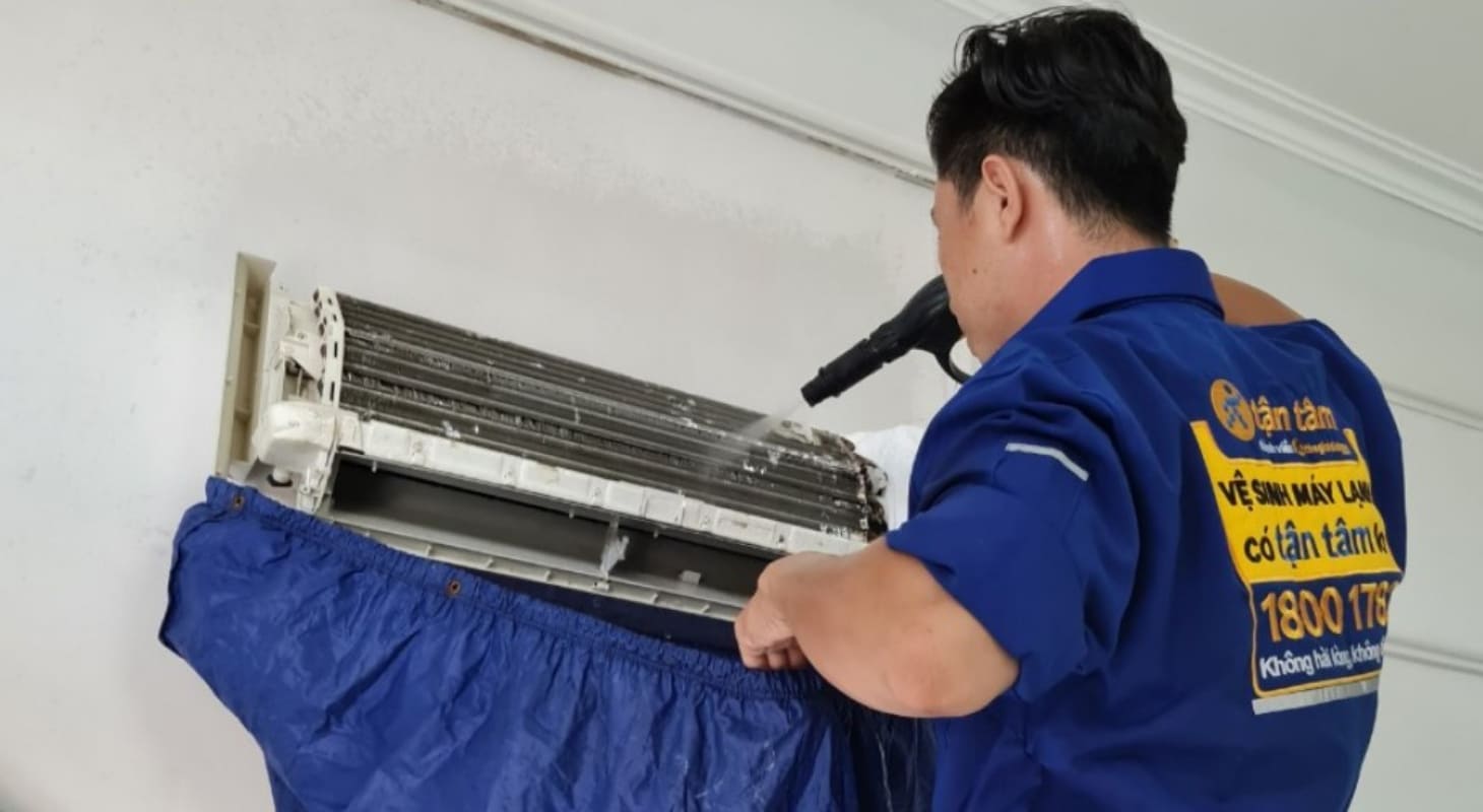 Dịch vụ vệ sinh máy lạnh TPHCM tại nhà của Thợ Điện máy XANH