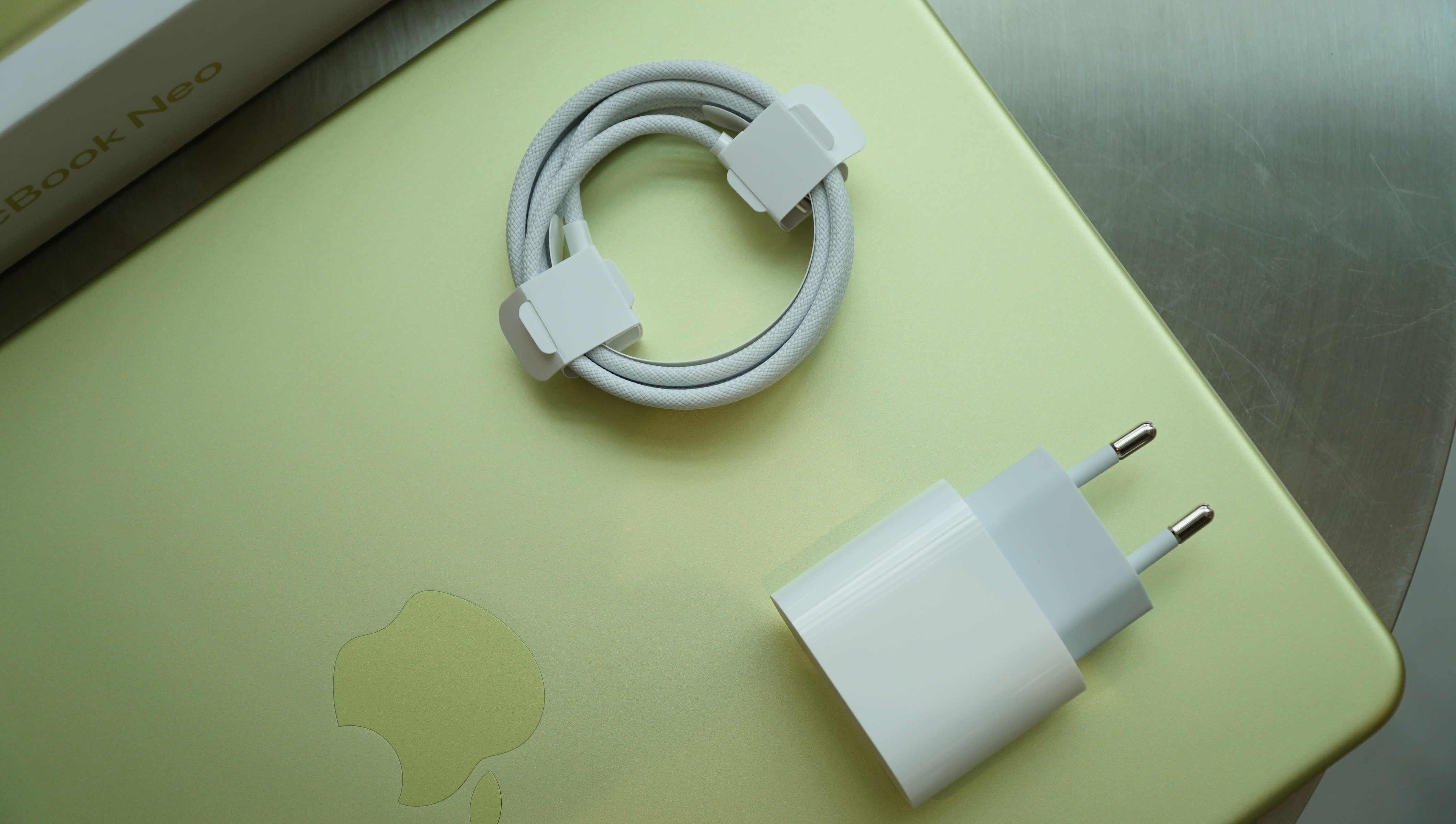 Trên tay MacBook Neo