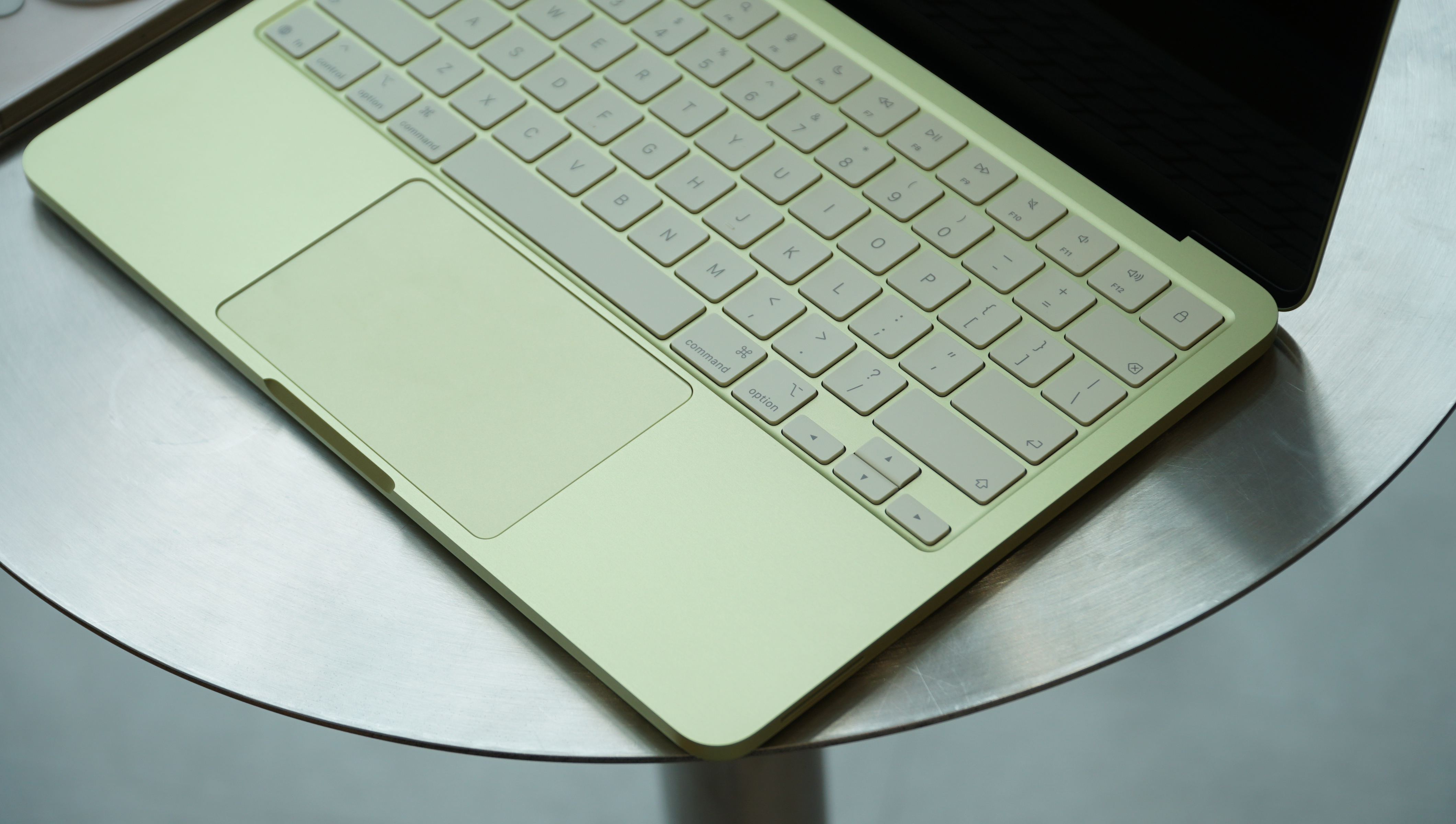 Trên tay nhanh MacBook Neo: Chiếc laptop giá rẻ siêu HOT đến từ Apple đã cập bến Thế Giới Di Động