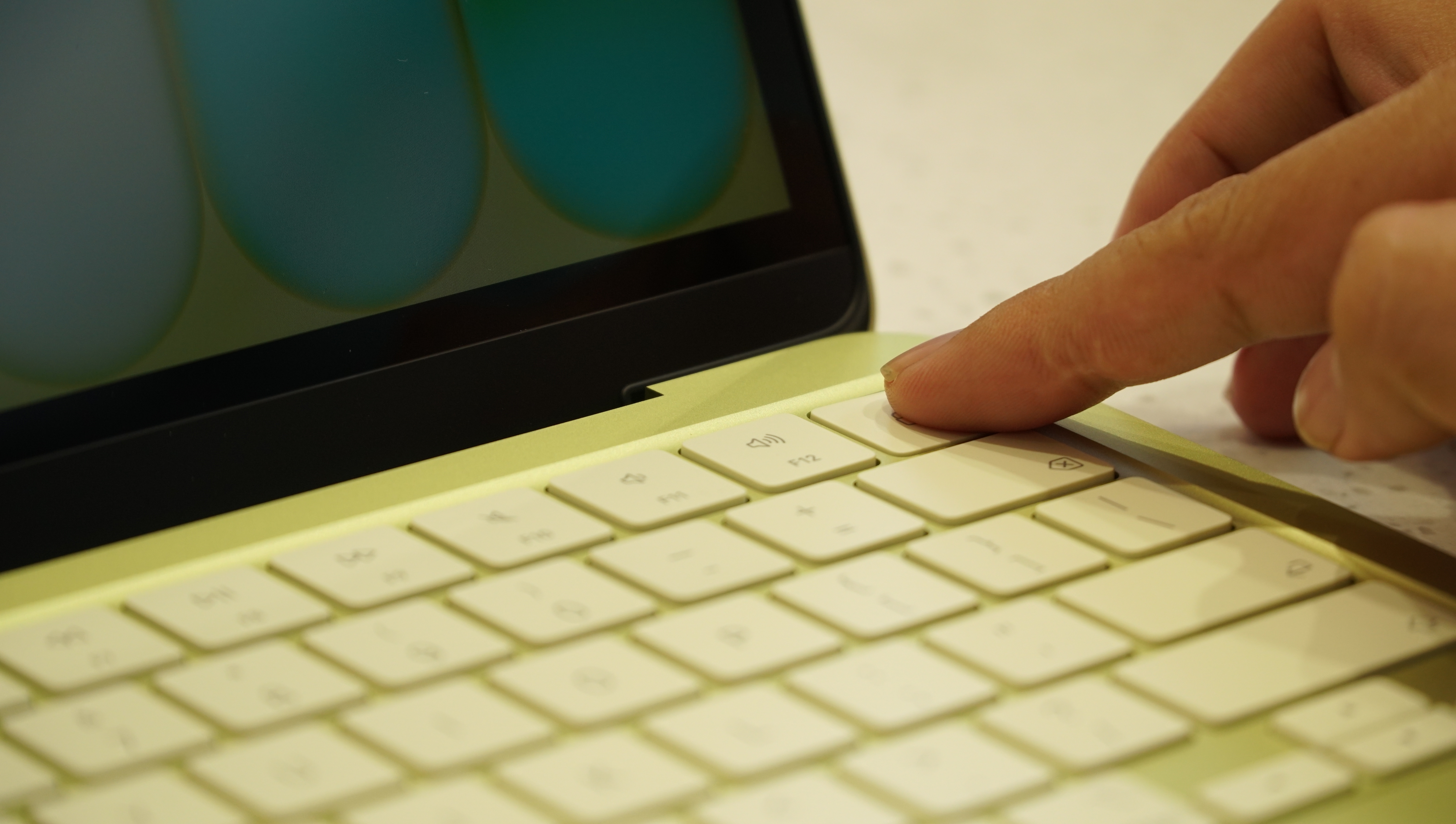 Trên tay nhanh MacBook Neo: Chiếc laptop giá rẻ siêu HOT đến từ Apple đã cập bến Thế Giới Di Động