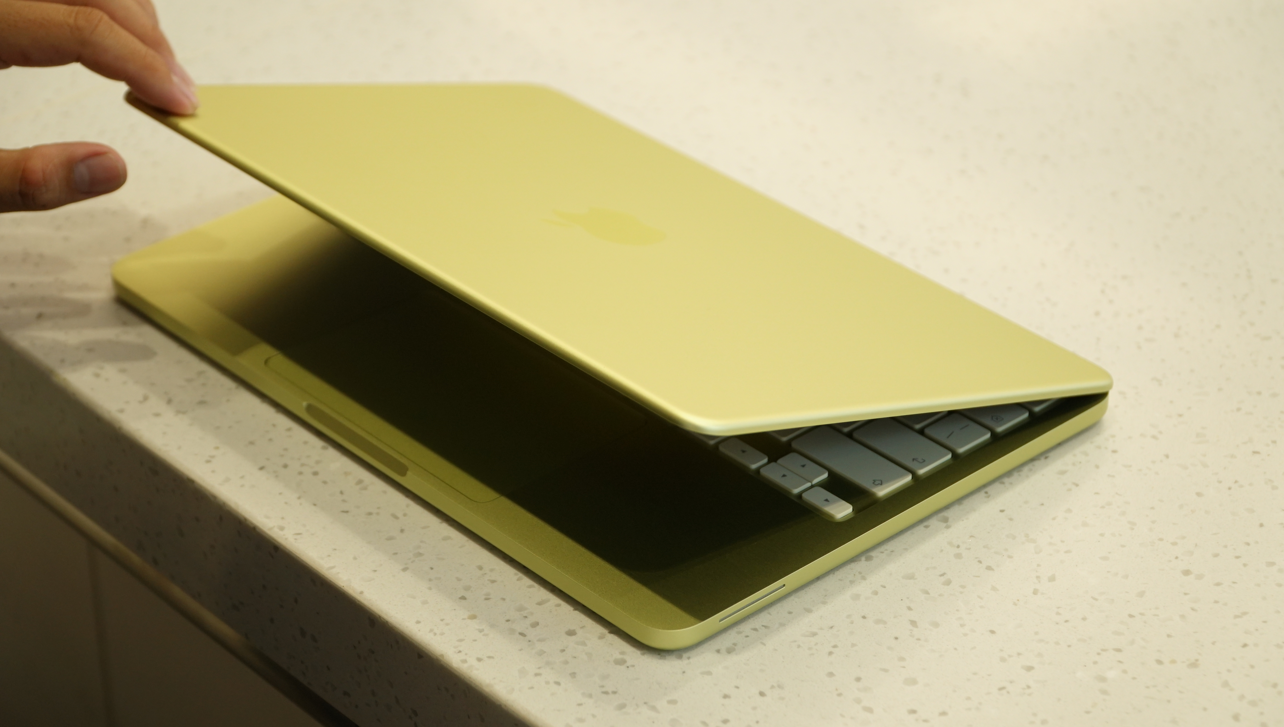 Trên tay nhanh MacBook Neo: Chiếc laptop giá rẻ siêu HOT đến từ Apple đã cập bến Thế Giới Di Động