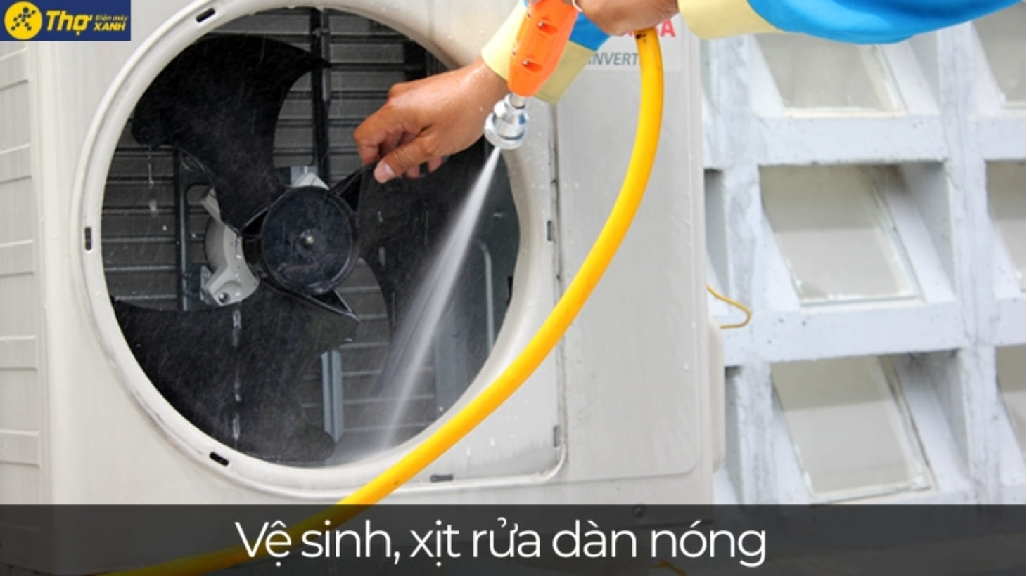 Kỹ thuật viên vệ sinh dàn nóng