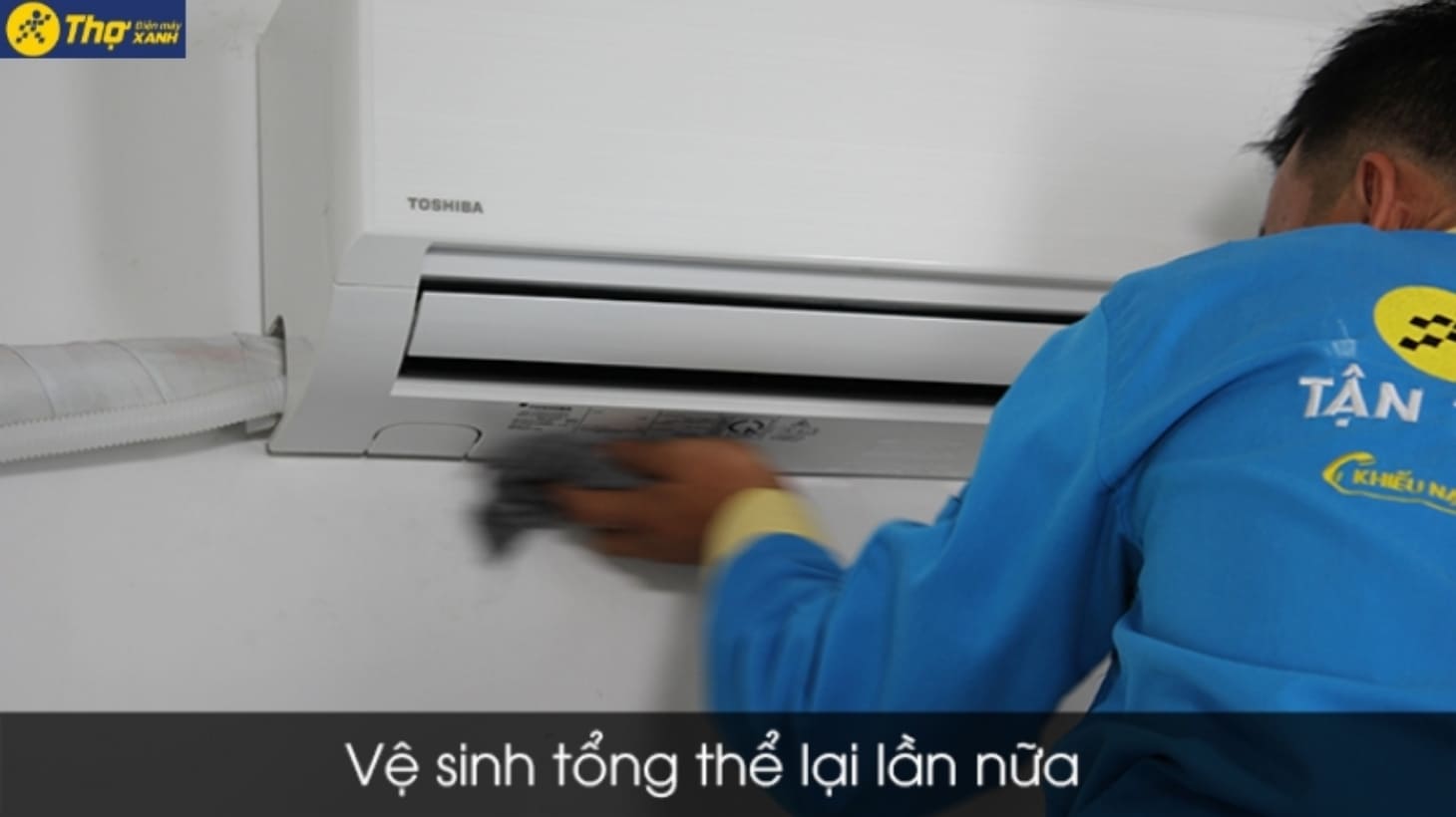 Kỹ thuật viên lau dọn dàn lạnh cẩn thận