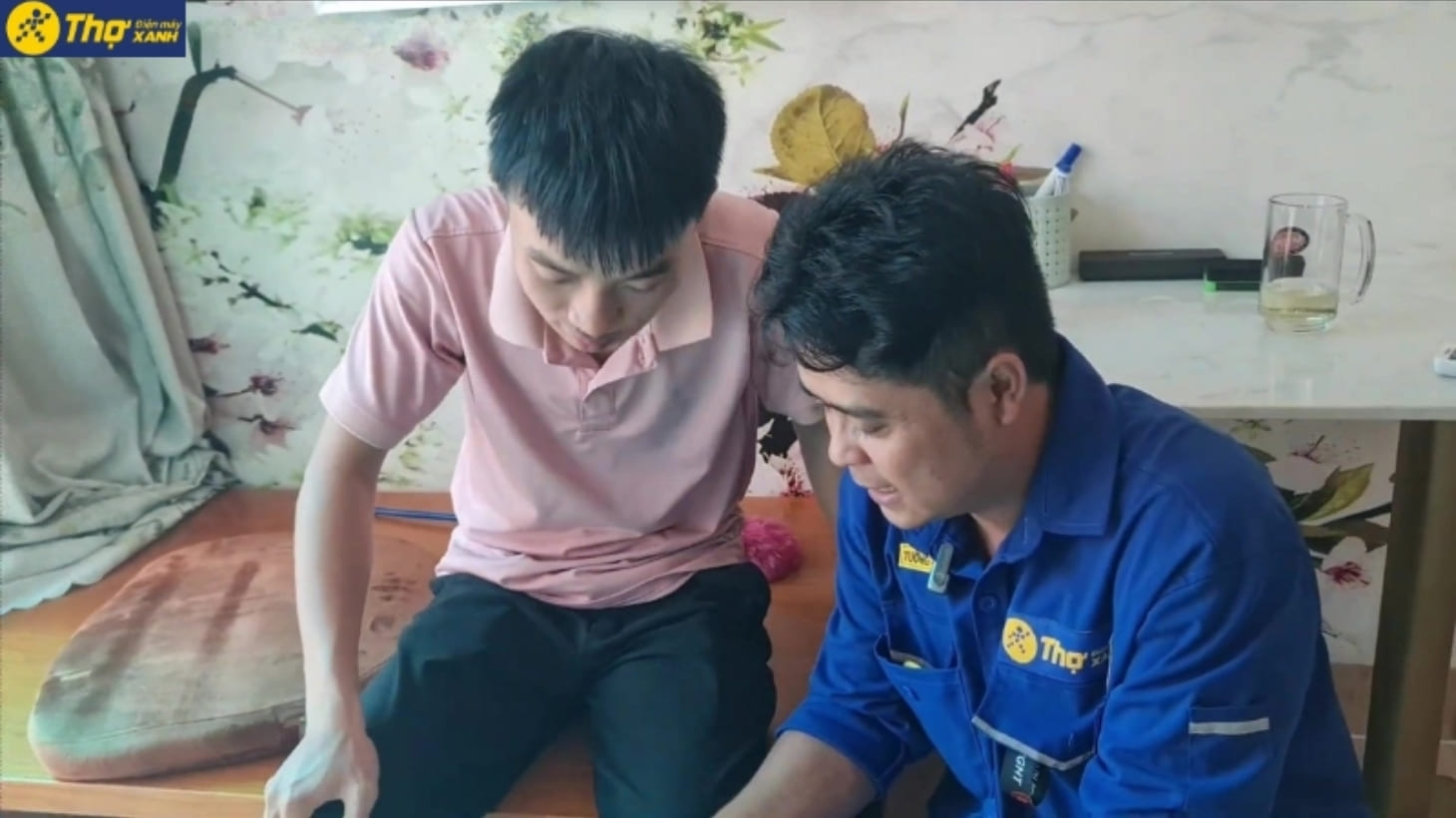 Kỹ thuật viên bàn giao máy lạnh để khách nghiệm thu