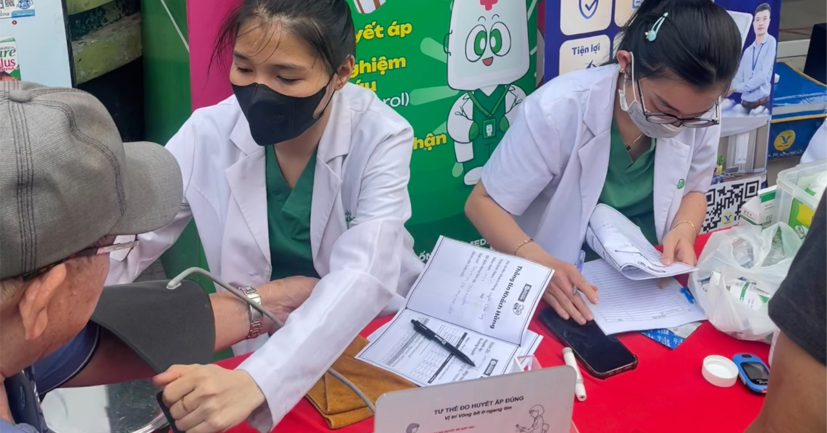 Dược sĩ Nhà thuốc An Khang hỗ trợ đo huyết áp, giúp khách hàng theo dõi chỉ số sức khỏe quan trọng