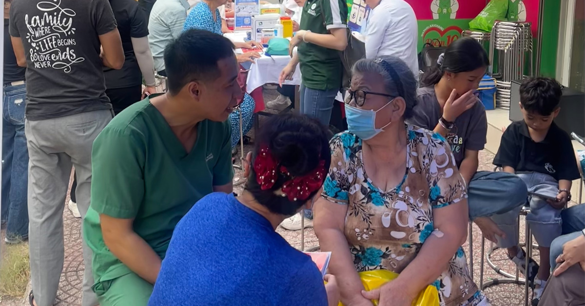 Khoảnh khắc kết nối giữa dược sĩ Nhà thuốc An Khang và khách hàng - nơi niềm tin được xây dựng từ sự tận tâm