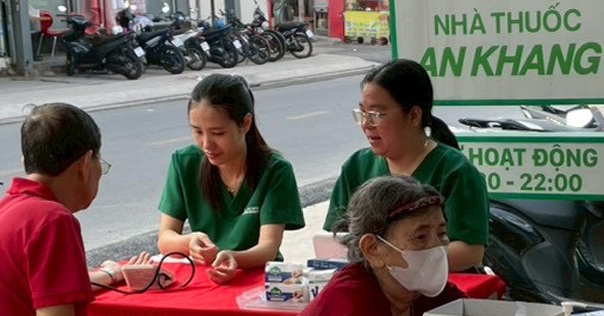 Dược sĩ Nhà thuốc An Khang trực tiếp đo huyết áp và tư vấn ban đầu, giúp khách hàng theo dõi và nhận diện sớm các nguy cơ sức khỏe Dược sĩ Nhà thuốc An Khang trực tiếp đo huyết áp và tư vấn ban đầu, giúp khách hàng theo dõi và nhận diện sớm các nguy cơ sức khỏe