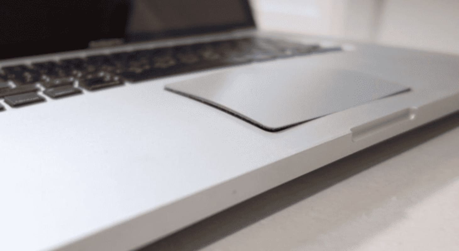 Máy MacBook bị phồng pin rất nguy hiểm Máy MacBook bị phồng pin rất nguy hiểm