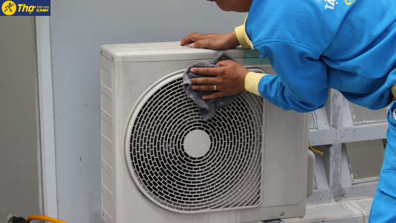 Thợ Điện máy XANH sẽ lau dọn tỉ mỉ, máy lạnh của bạn đảm bảo sạch bong như mới Thợ Điện máy XANH sẽ lau dọn tỉ mỉ, máy lạnh của bạn đảm bảo sạch bong như mới