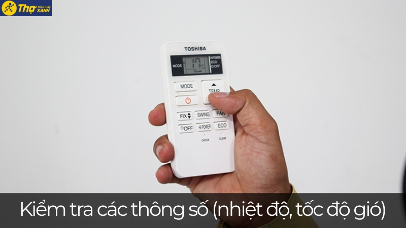 Bật m&aacute;y kiểm tra độ lạnh v&agrave; tốc độ gi&oacute; trước khi tiến h&agrave;nh vệ sinh