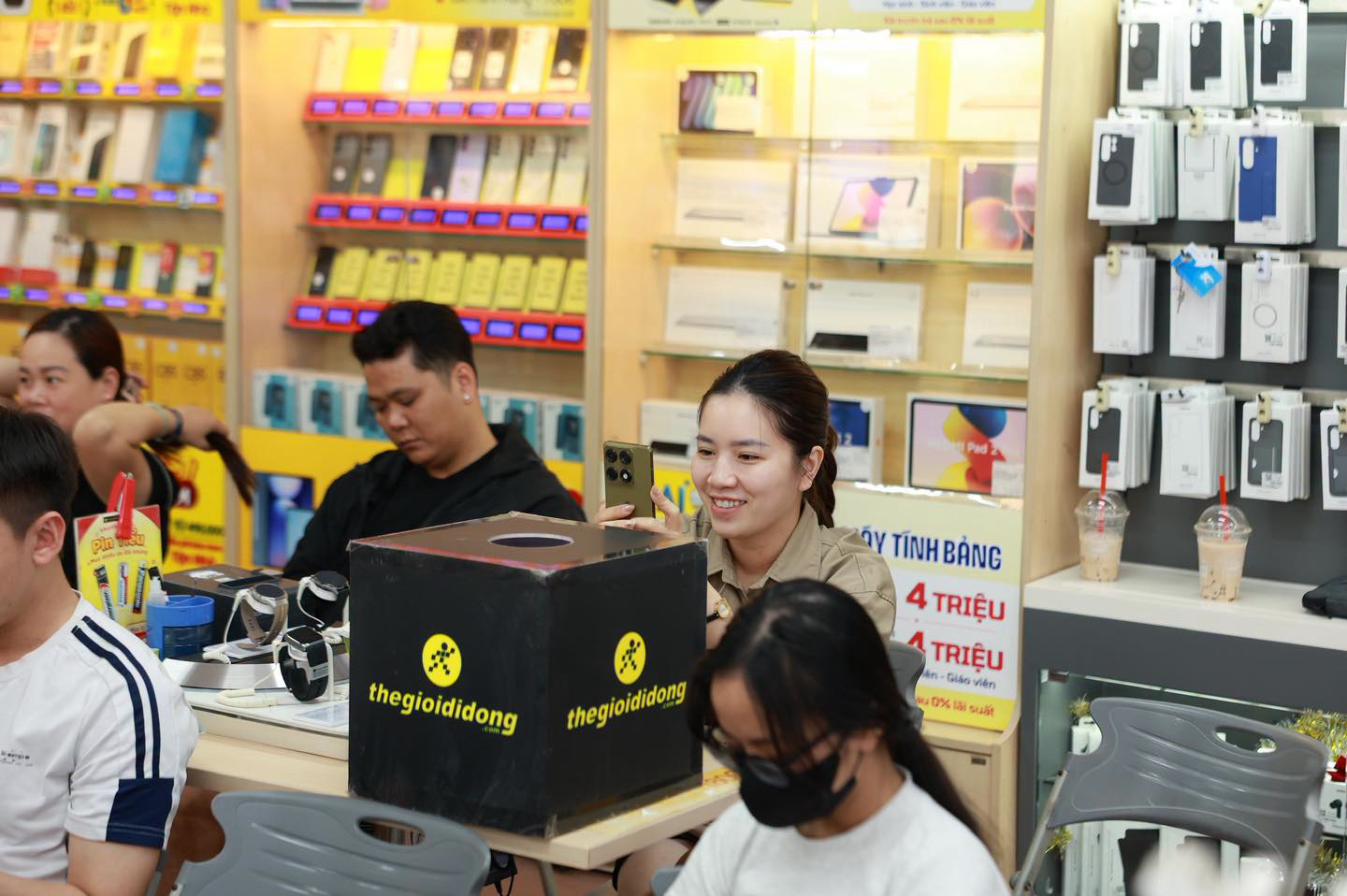 TECH TOUR – CHẠM ĐỈNH FLAGSHIP TECH TOUR – CHẠM ĐỈNH FLAGSHIP