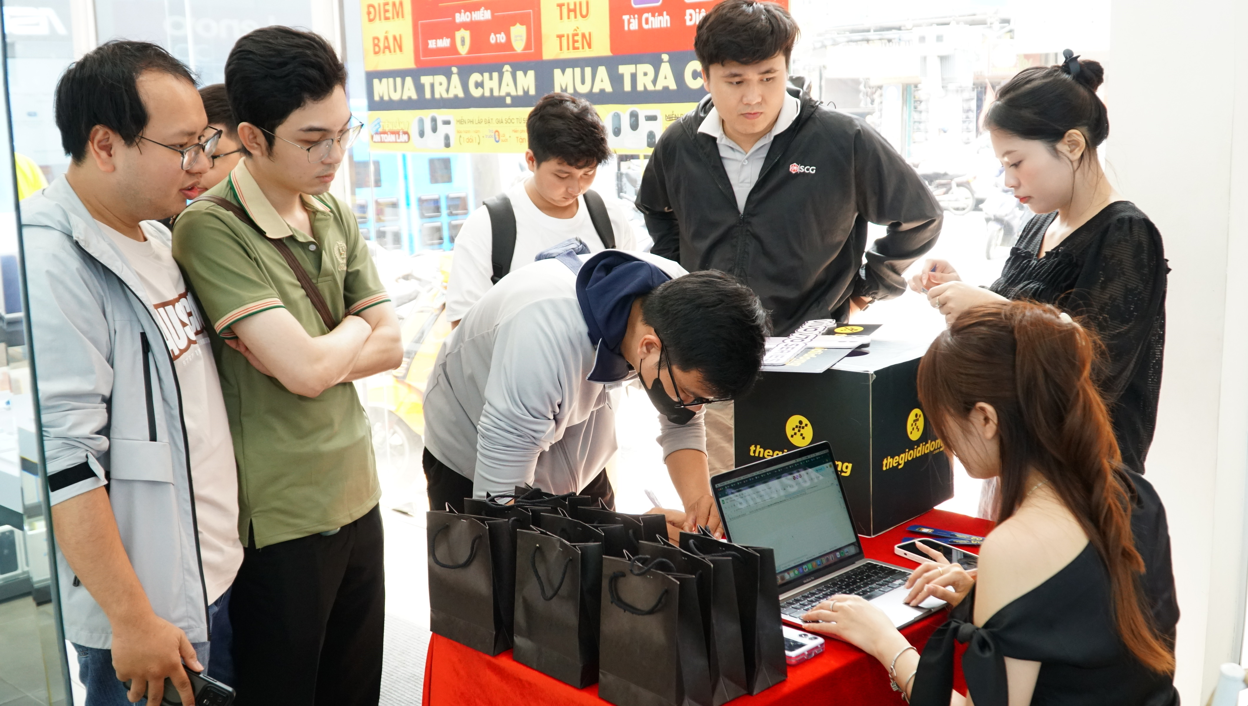 TECH TOUR – CHẠM ĐỈNH FLAGSHIP TECH TOUR – CHẠM ĐỈNH FLAGSHIP