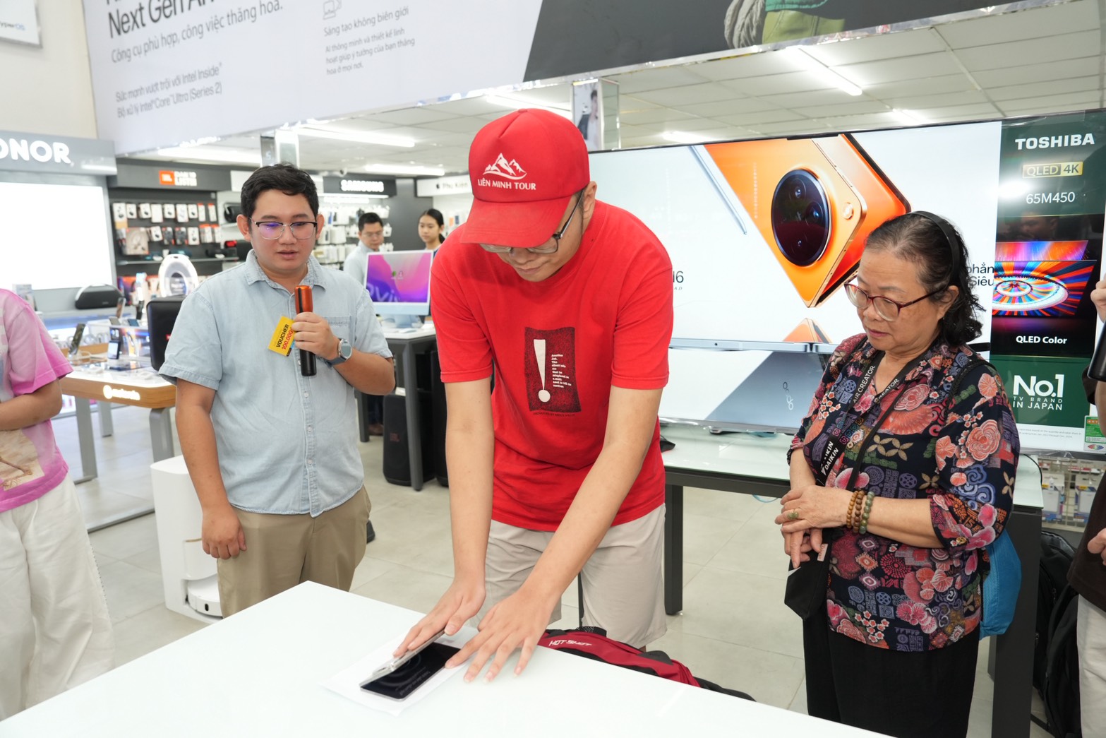 TECH TOUR – CHẠM ĐỈNH FLAGSHIP TECH TOUR – CHẠM ĐỈNH FLAGSHIP