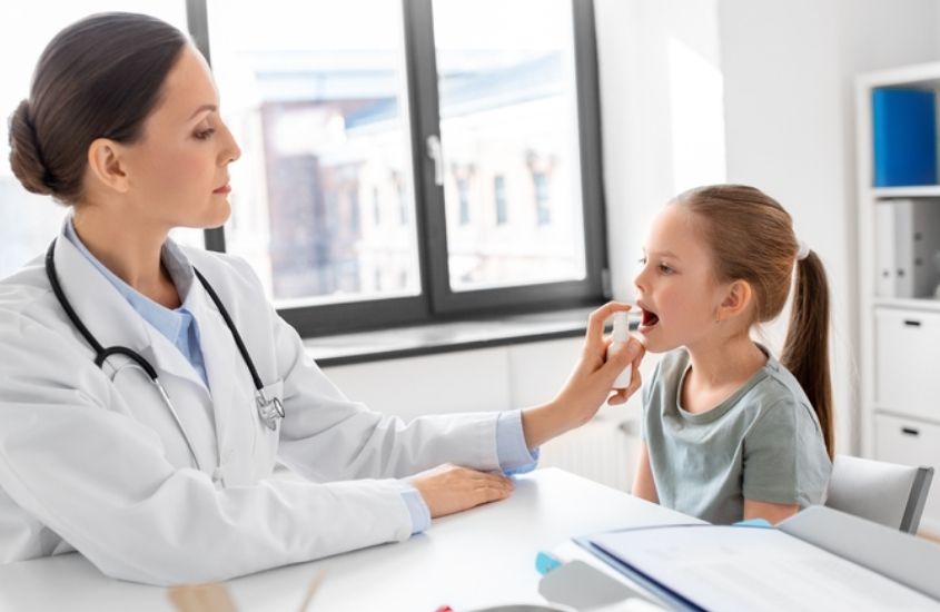 Vệ sinh vòi xịt sạch sẽ sau mỗi lần sử dụng để tránh vi khuẩn xâm nhập