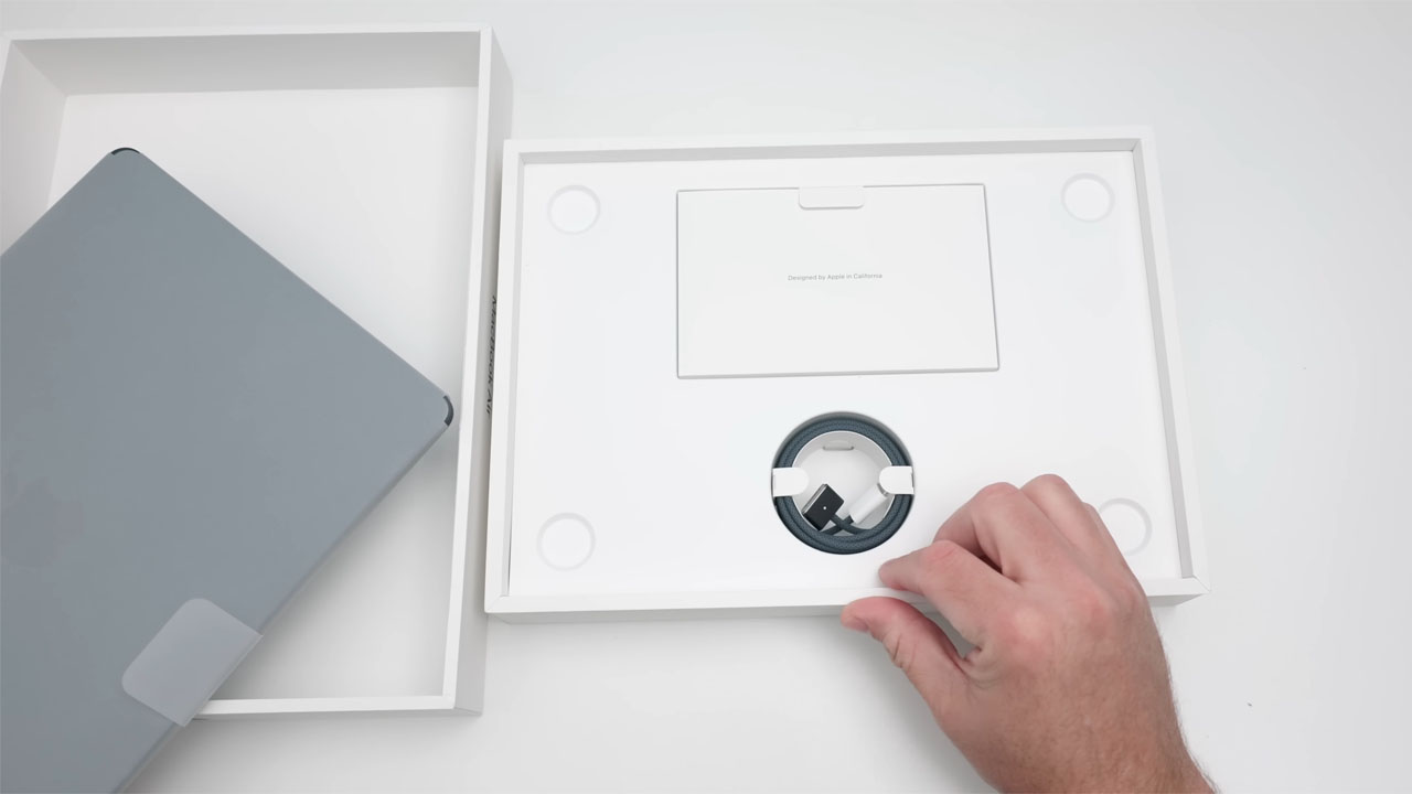 Trên tay MacBook Air M5 Bên trong hộp MacBook Air M5