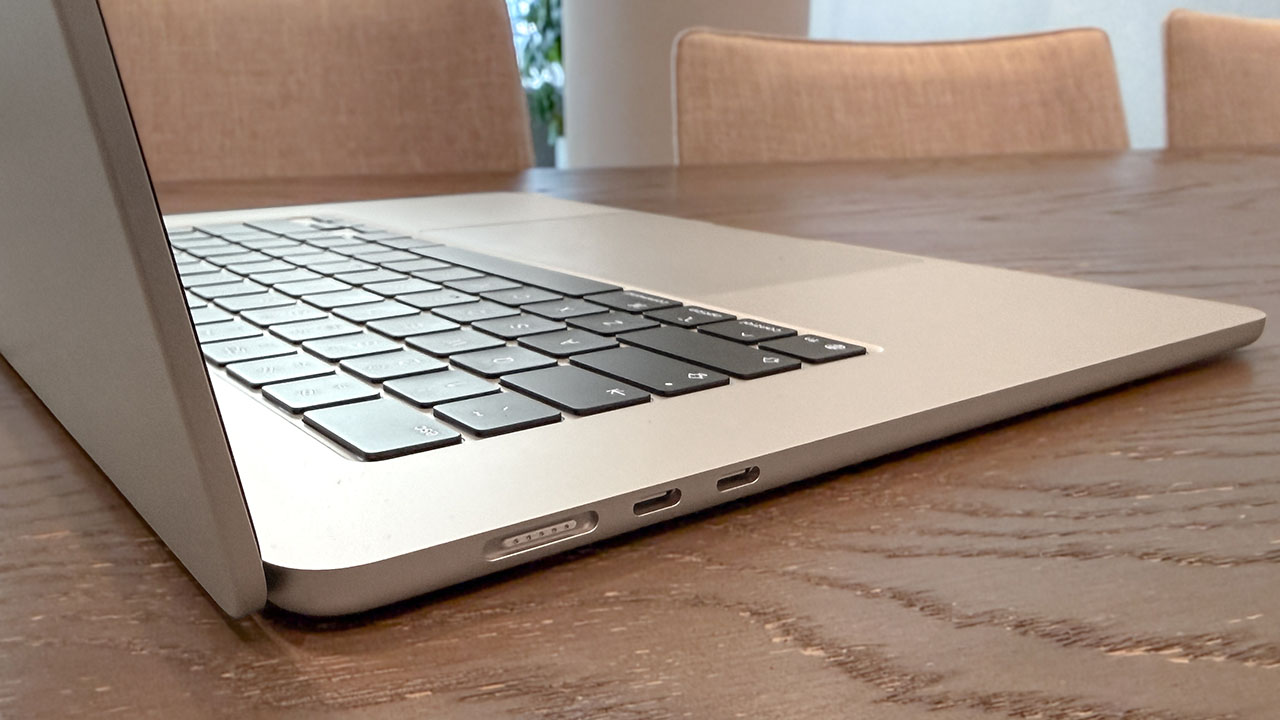 Trên tay MacBook Air M5 Cạnh trái