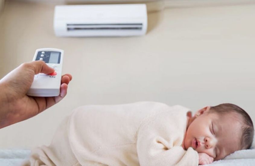 Trẻ sơ sinh nằm điều hòa hay quạt tốt hơn?