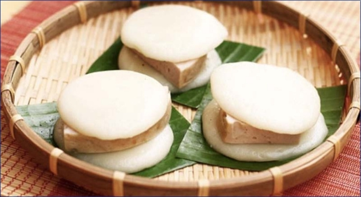 Hai loại bánh biểu tượng cho đất và trời luôn xuất hiện trên mâm cúng là bánh chưng và bánh giầy