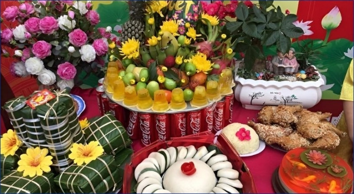 Chỉ nên dùng hoa tươi, quả thật và thức ăn mới chế biến để dâng cúng