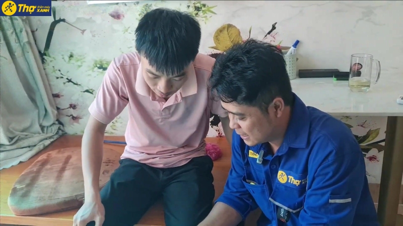 B&agrave;n giao thiết bị v&agrave; dặn d&ograve; kh&aacute;ch lần vệ sinh tiếp theo