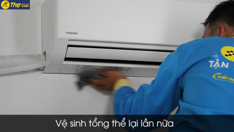 Lau sạch bề mặt thiết bị sau khi xịt rửa