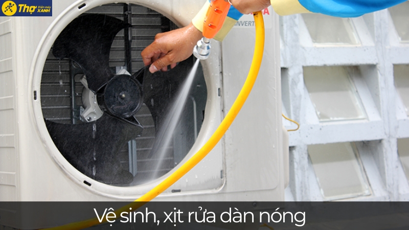 Thợ d&ugrave;ng m&aacute;y xịt rửa từng ng&oacute;c ng&aacute;ch trong cục n&oacute;ng